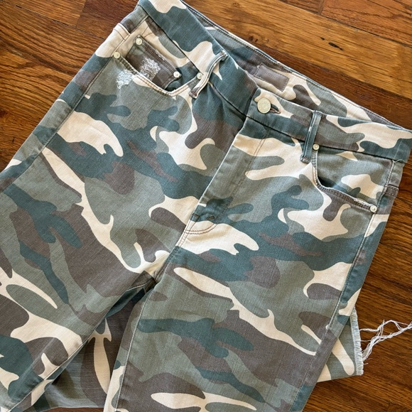 Mother High Waisted Looker Ankle Fray in See Me (Camo) - Picture 6 of 12